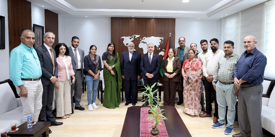 رئيس الوزراء محمد اشتية خلال لقائه وفد المعسكر الهندي الطبي لتركيب الأطراف الصناعية